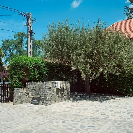 áprili *