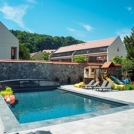 áprili Villa *