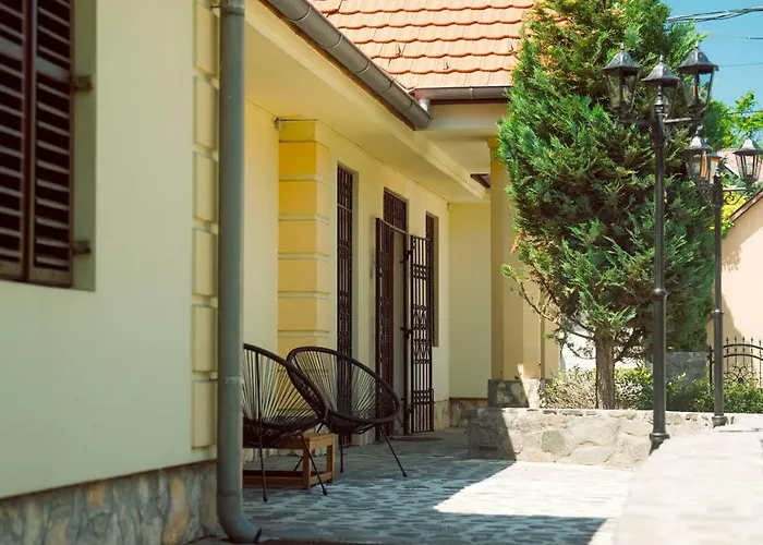 áprili *