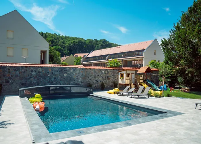 áprili Villa *